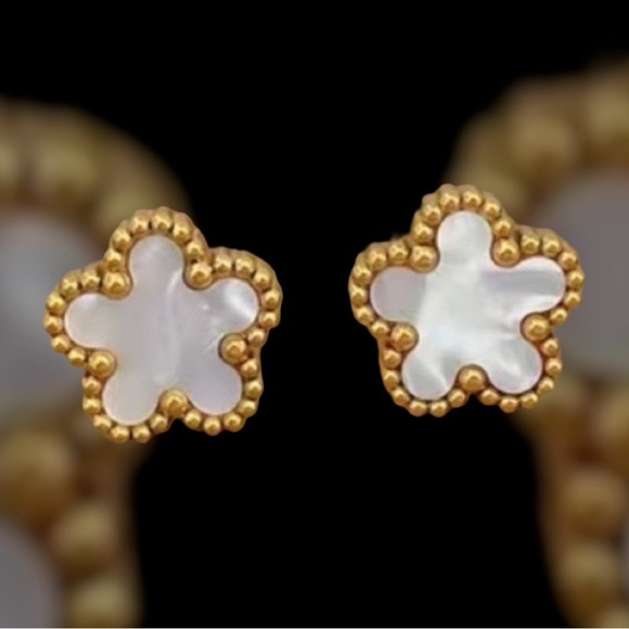 NWOT Clover  Five Petal Flower Earring Studs Made of Mother of Pearl and 18K GP - Picture 9 of 16